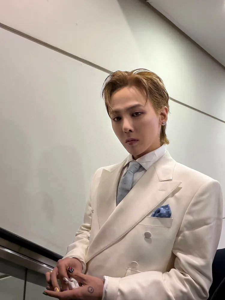 GD以全白西裝帥翻全場。翻攝8lo8lo8lowme IG