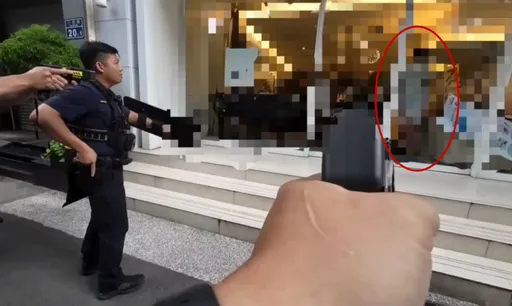 新竹樂器行命案｜警開槍第一視角曝光　外籍兇嫌腿部中彈倒地哀號　