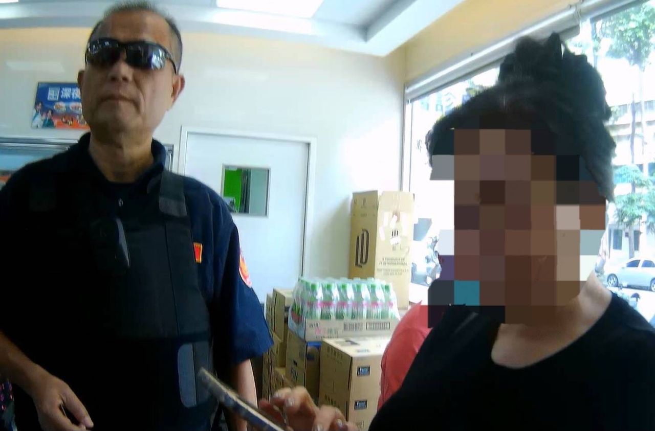 婦人購買點萬元數!只因「寶貝」要幫換美金賺差價 保大警察即刻勸阻