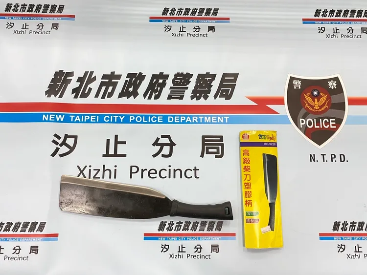 警方起獲兇刀。翻攝畫面