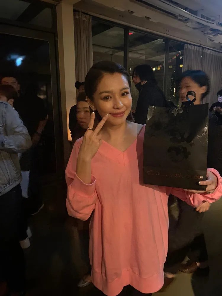 徐若瑄在金馬57結束後來到FiFi茶酒沙龍參加慶功宴。翻攝FIFI茶酒沙龍臉書