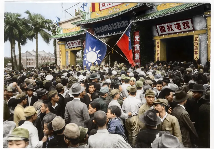 紀錄片《終戰那一天》把歷史畫面數位修復上色，此為1945年10月25日，日本在台簽署降書會場外人群。放假影像提供