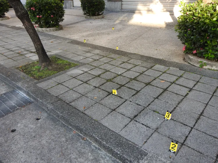 江姓男子開槍後，地下留下的蛋殼。翻攝畫面