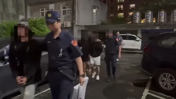 警方將涉案人於帶回分局偵訊。翻攝畫面
