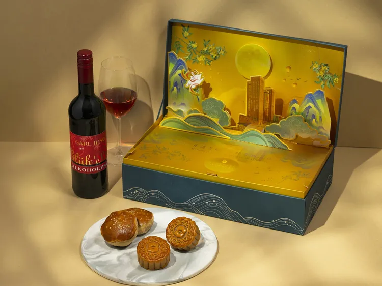 今秋首推搭配德國百年酒莊卡爾榮格(CARL JUNG)原裝脫醇紅葡萄飲的「星耀璀璨」尊榮禮盒，引領歐陸米其林級無酒精餐酒風尚，售價1988元。台北遠東香格里拉提供