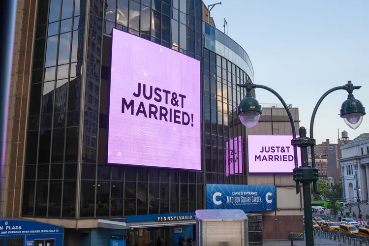 場館外的大型電子看板寫著：「JUST T MARRIED!」美聯社