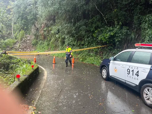 巴威颱風來襲！尖石山區道路坍方　橫山警迅速交管維護安全