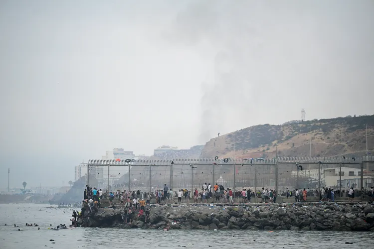 移民游泳渡海，越過邊境進入西班牙飛地休達。路透