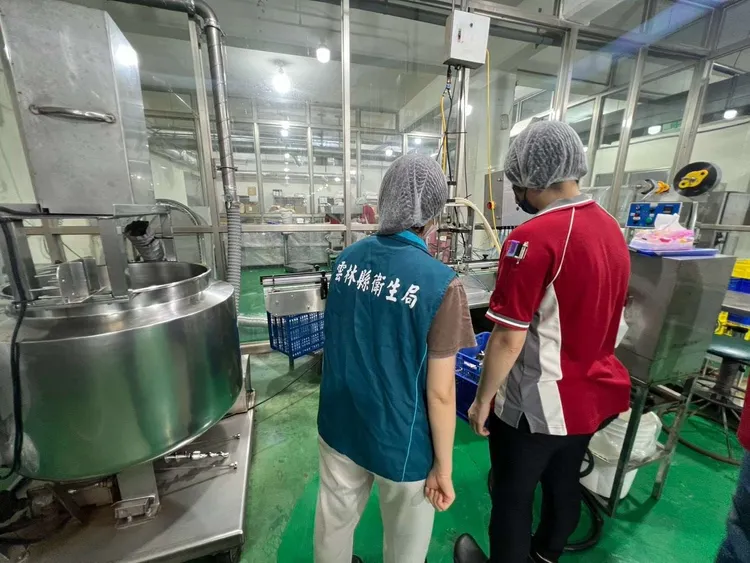 雲林縣衛生局前往亞世家企業稽查，業者僅分裝貼標後出貨，並無生產行為。雲林縣政府提供