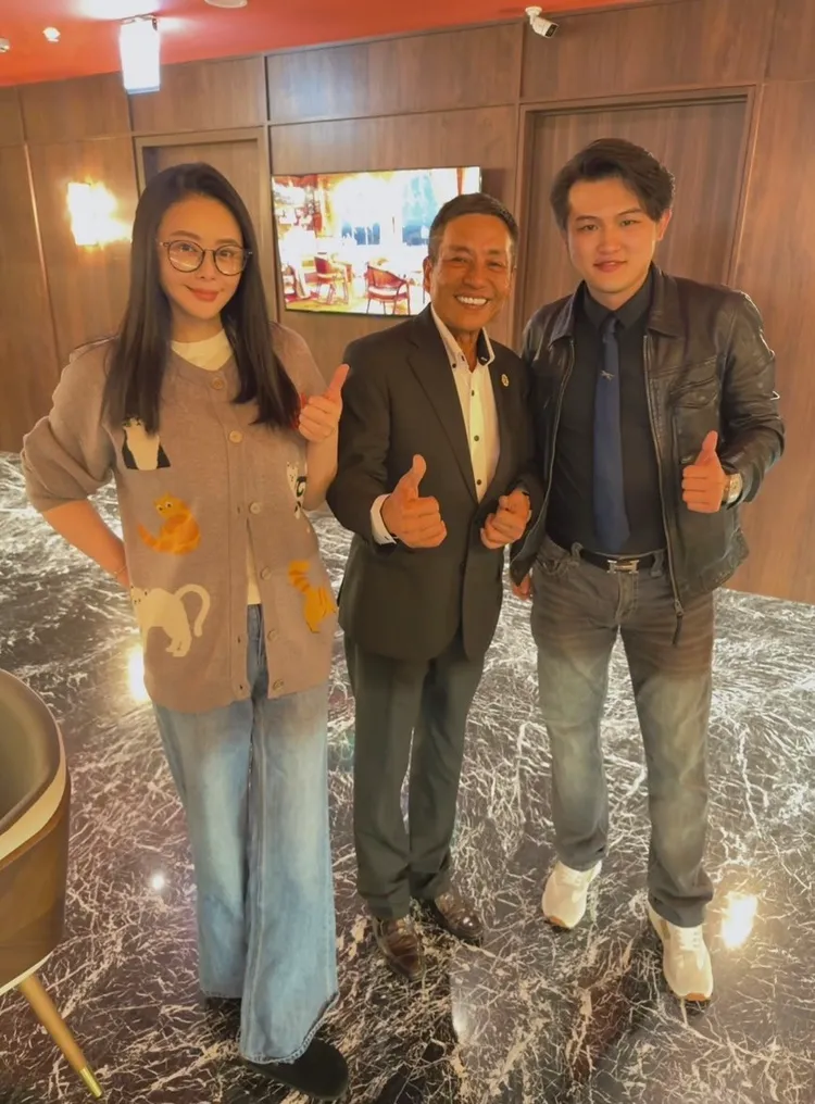蕭淑慎（左）仍常常陪著老公梁軒安（右）出席活動，中為鉅星匯董事長吳政男。鷹傳媒提供