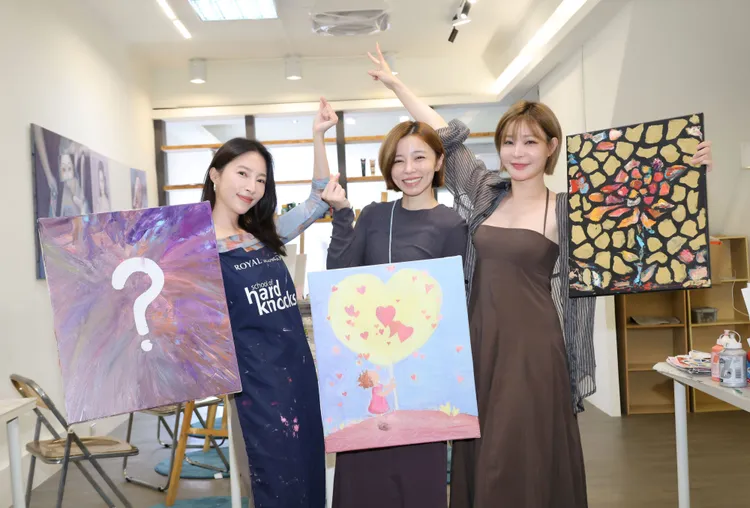 張家瑋（左起）、王瞳與孟慶而的畫作將於7月19日愛心慈善餐會公開義賣，拍賣所得全數投入受虐兒生活重建基金。台灣愛與希望國際關懷協會提供
