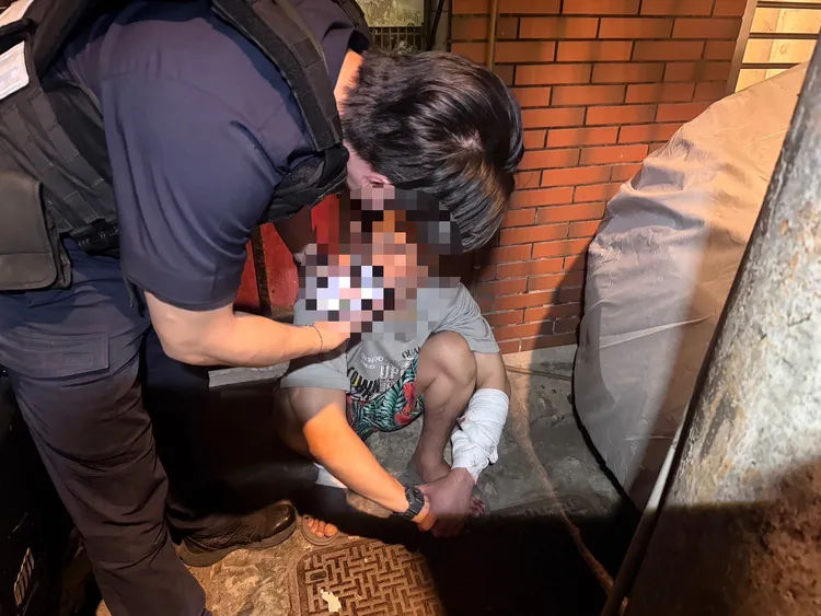 林男縱火竟還拿刀阻消防員救人。翻攝畫面