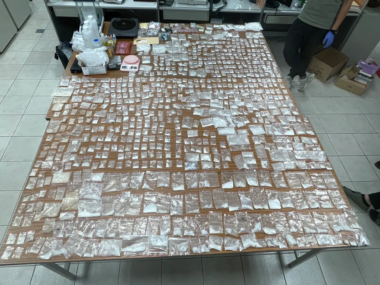 掃毒沒暑假！左營警破煙毒分裝場　抄768包安毒送辦藥頭
