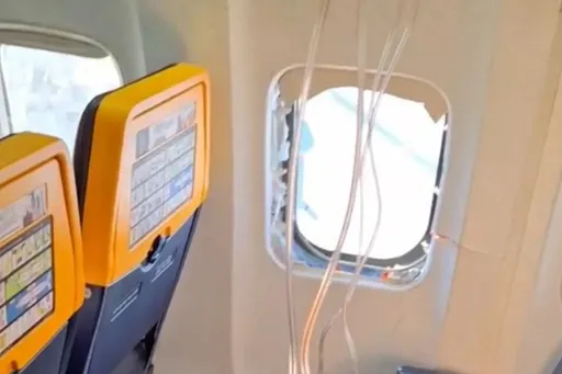 差點被吸出機外！客機起飛不久窗戶碎裂　眾人死命拉回乘客