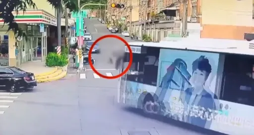 生死一瞬間！兒童騎乘自行車紅燈右轉撞公車　險遭大車輪爆頭