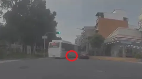 小朋友騎腳踏車，紅燈右轉撞上公車。翻攝臉書小港大小事