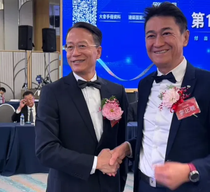 上揚建設董事長洪光佐(左)，將公司未來布局採多角化經營。資料照片