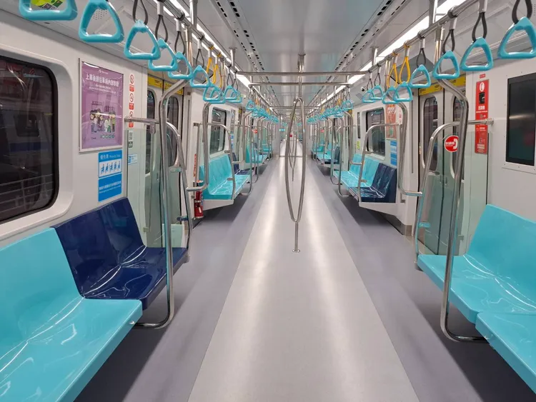 新電聯車全面採用一字型座椅，並運用雙色地板設計區分動線。北捷提供