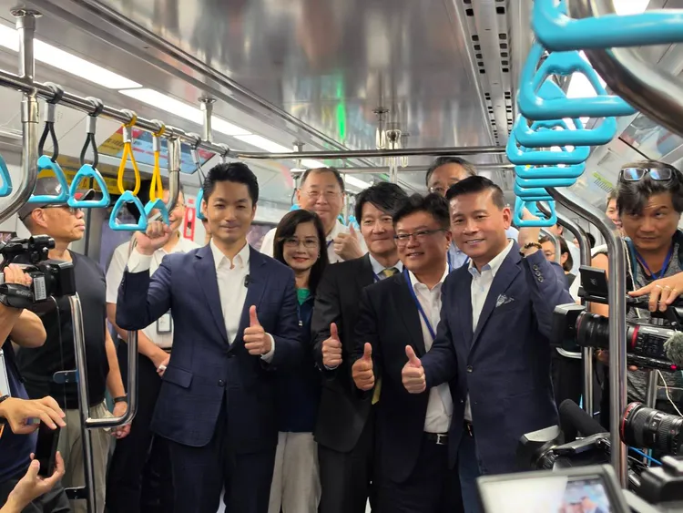 蔣萬安（前排左起1）今與北捷董總等人開箱首列新購電聯車。北捷提供
