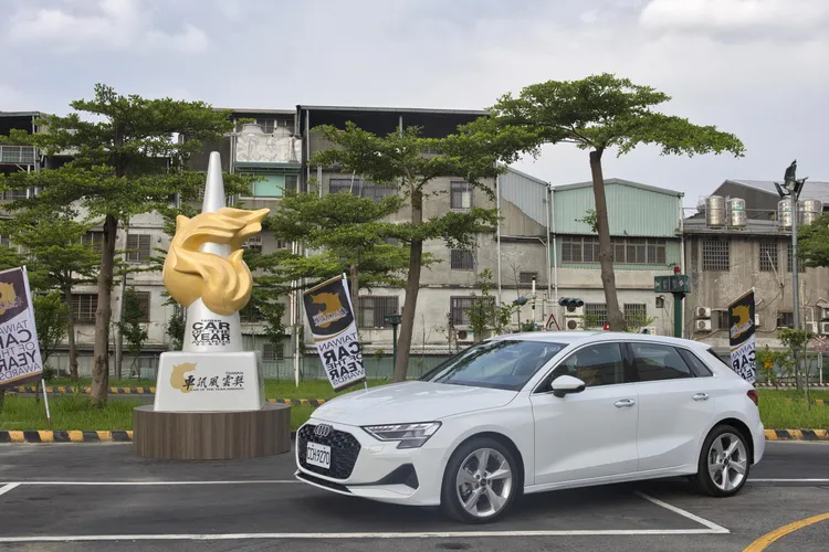 Audi A3 Sportback拿下「最佳進口豪華小型車」，以運動化設計、數位座艙與均衡產品力獲得評審肯定。業者提供