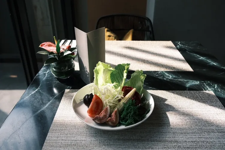 礁溪了了早午餐設置自助吧檯，房客可自取繽紛原生蔬菜、水果、低溫烘焙堅果與在地果乾等。雲品國際提供