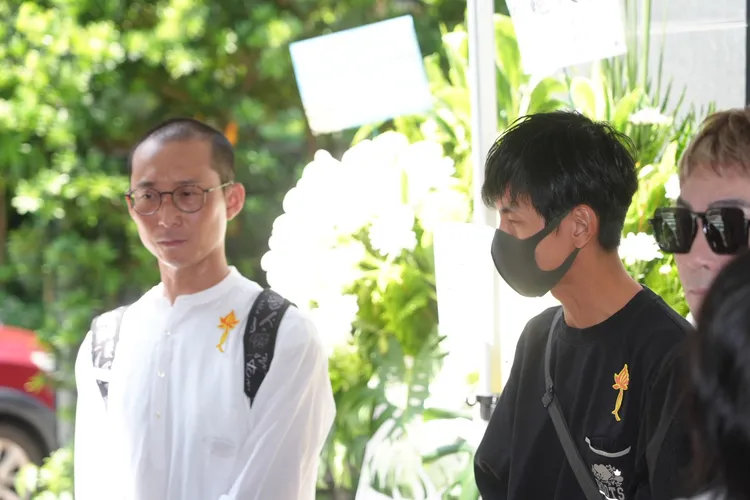浩子（左）、阿翔難過送別。攝影中心攝