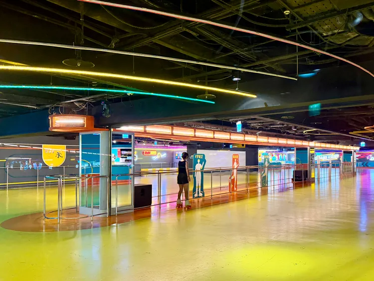 iFG遠雄廣場台中店接首先前大魯閣營運空間，保留ROLLER186美式懷舊滑輪場等設施。莊偉祺攝