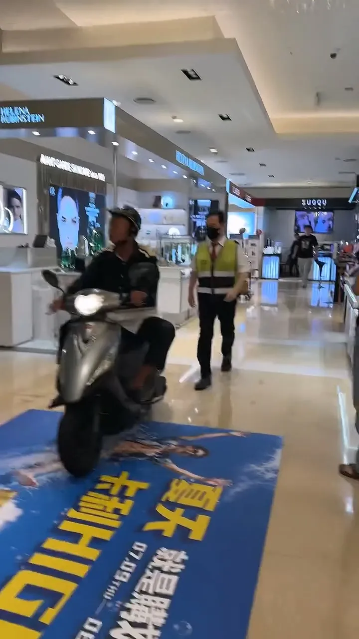 阿北碎念後騎車從新光三越大門離開。Threads/kinmenholly提供