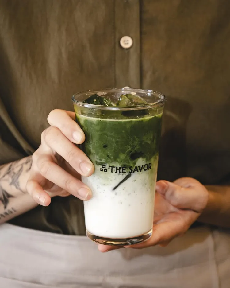 門市現場供應現刷「沫茶」，以磨茶加入鮮奶後，透過茶筅反覆刷拂呈現。品PIN THÉ SAVOR提供