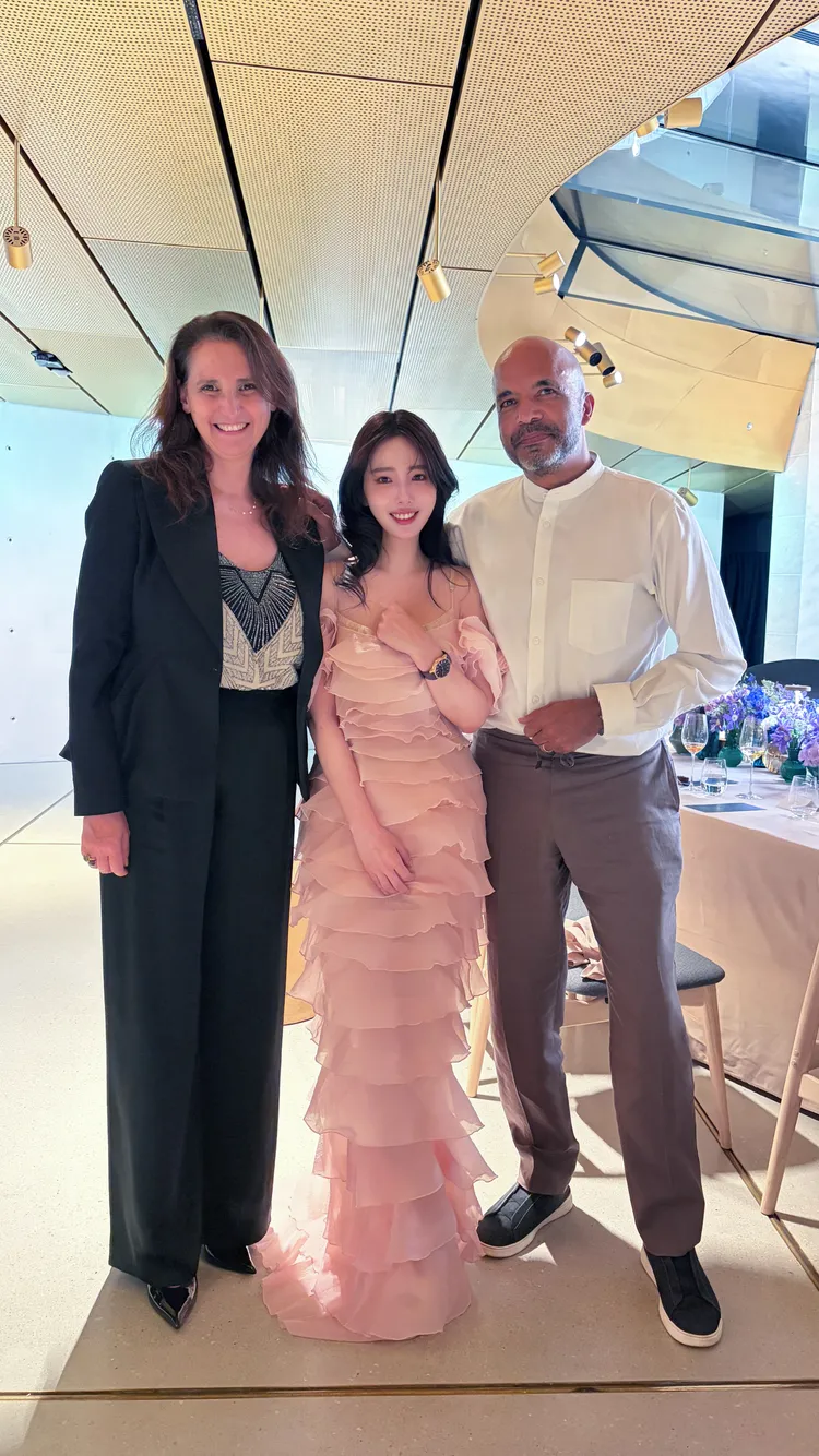 朱琦郁也和AP家族代表Olivier Audemars先生（右）、現任全球CEO Ilaria Resta（左）合照。朱琦郁提供
