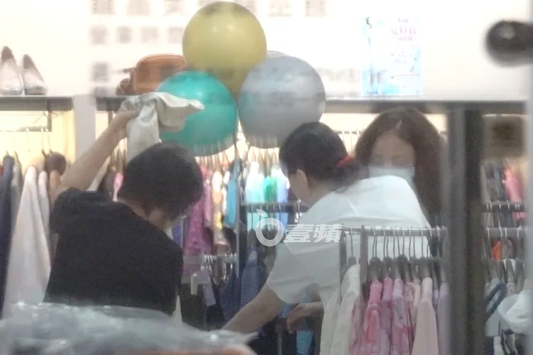 陳匡怡一進服飾店，兩名店員就上前服務。特勤中心攝