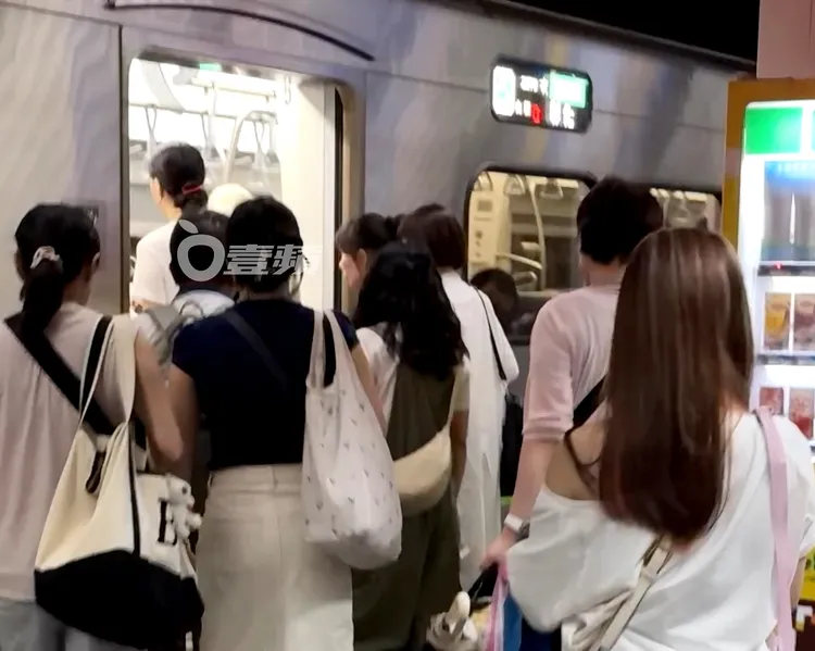 陳匡怡（左）搭乘台鐵2273次，南下區間車離開台北。特勤中心攝