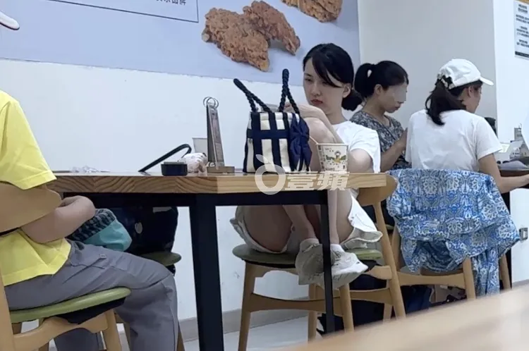 陳匡怡抬起雙腳，超短熱褲險些走光。特勤中心攝
