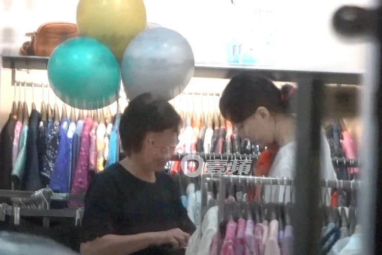 陳匡怡來回尋找比劃自己喜歡的衣服。特勤中心攝