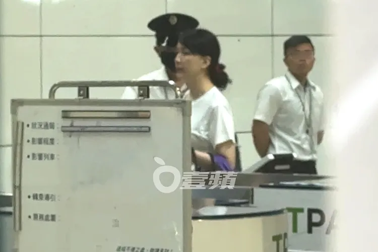 陳匡怡詢問站務人員後，走往南下月台方向。特勤中心攝