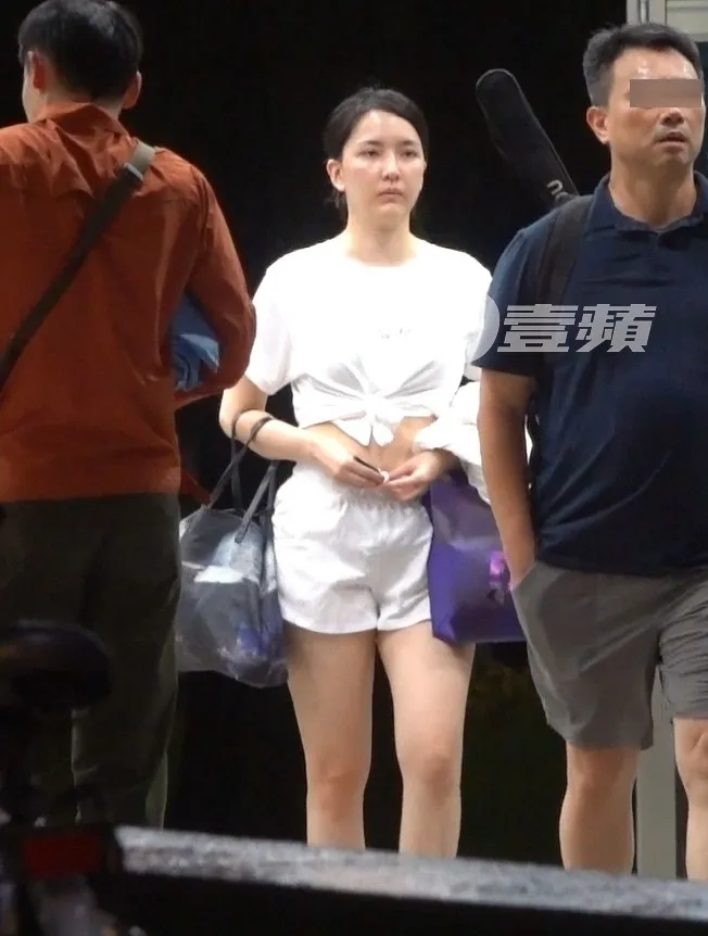 陳匡怡游完泳，手上忙著綁褲繩，走出運動中心。特勤中心攝