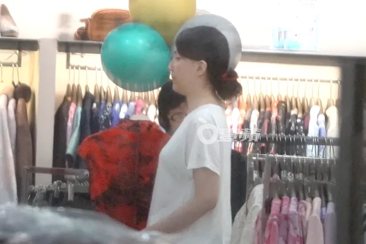陳匡怡拿著一件紅色旗袍準備去試穿。特勤中心攝