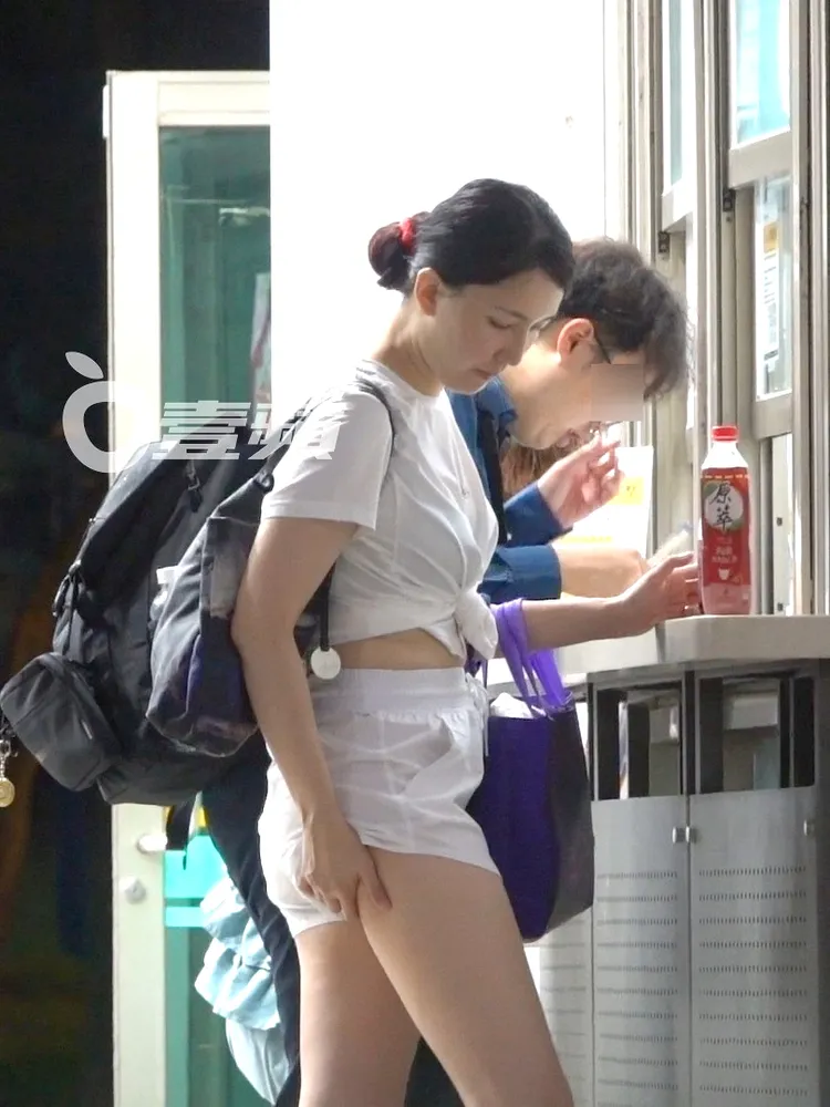 陳匡怡輕輕按摩臀部。特勤中心攝