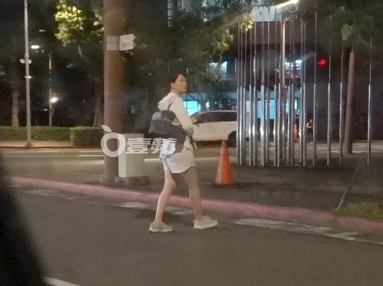 陳匡怡穿越馬路未走斑馬線，行為有點危險。特勤中心攝
