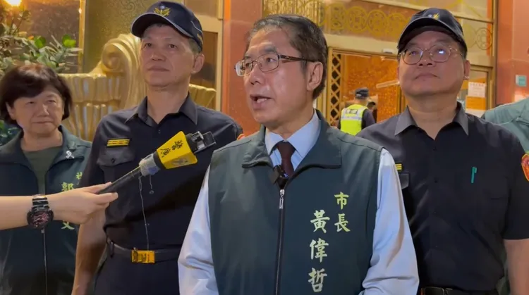 台南市長黃偉哲昨天親自領軍，執行「青春專案」擴大臨檢。南市府提供