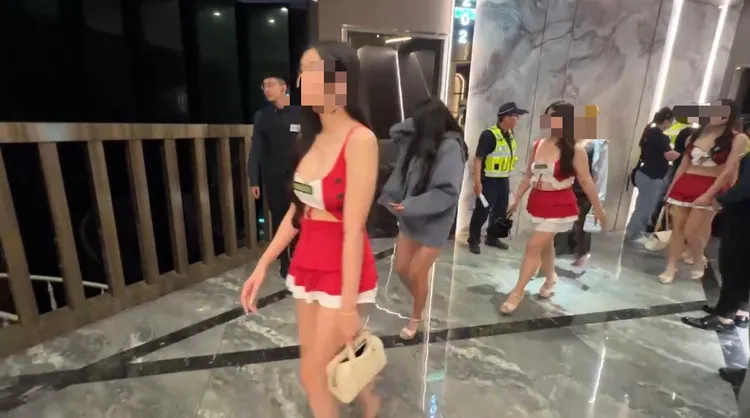 酒店小姐排隊查驗身分，身材姣好成另類焦點。民眾提供