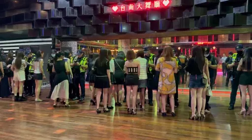 酒店小姐「美乳、美腿排排站」　台南警青春專案開跑大動作臨檢