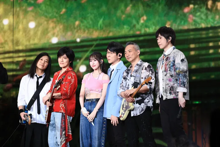 小玫瑰（左3）擔任嘉賓合唱《玫瑰少年》。讀者提供