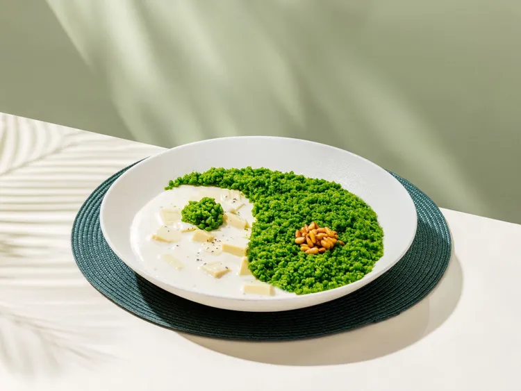 「太極松露燉豆腐」以牛奶與松露醬細煨雞蛋豆腐，搭配色澤如玉的菠菜芡汁及酥炸松子，嫩、滑、脆層層鋪展。煙波國際觀光集團提供