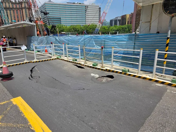 路面塌陷飄瓦斯味，警消拉水線戒備。翻攝畫面