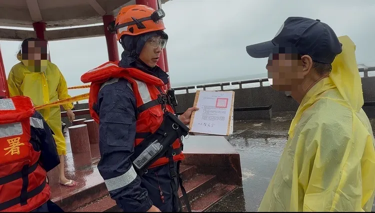 海巡人員於萬里地區舉發闖禁區民眾。翻攝畫面