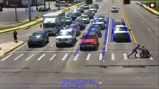 「蜘蛛人」路口出任務！暖推輪椅阿伯過馬路　監視器捕捉英雄瞬間