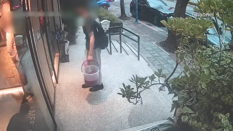 嫌犯前往潑漆。翻攝畫面