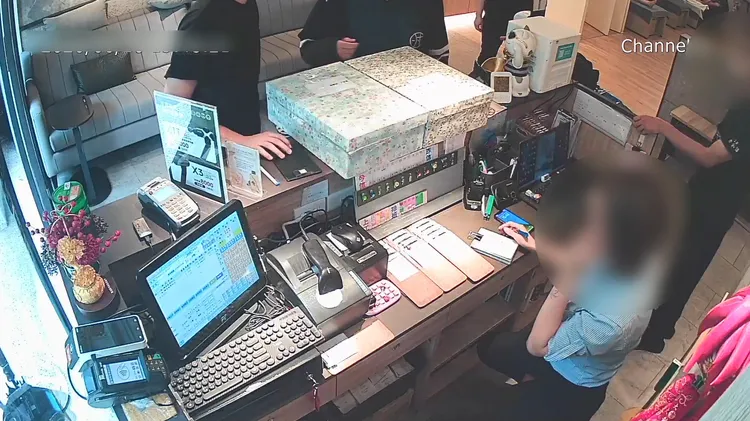 嫌犯送防彈衣到店內。翻攝畫面