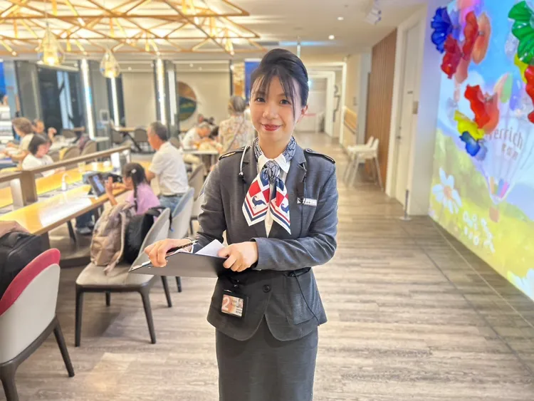 東方宇逸貴賓室主任苗淑娜在高度忙碌的營運現場，總能維持冷靜並妥善承接旅客需求，展現專業的服務精神。東方宇逸貴賓室提供